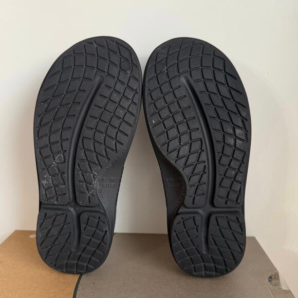 ￼OOFOS OOCLOOG ‘Triple Black’ Clog Comfort Sandal- Men 6- W 8